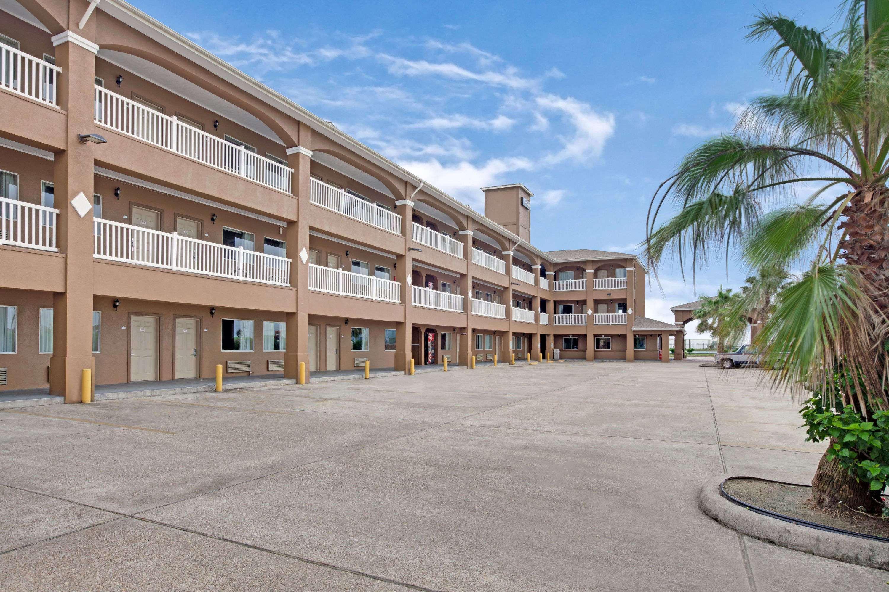 Red Roof Inn Plus + Galveston - Beachfront المظهر الخارجي الصورة