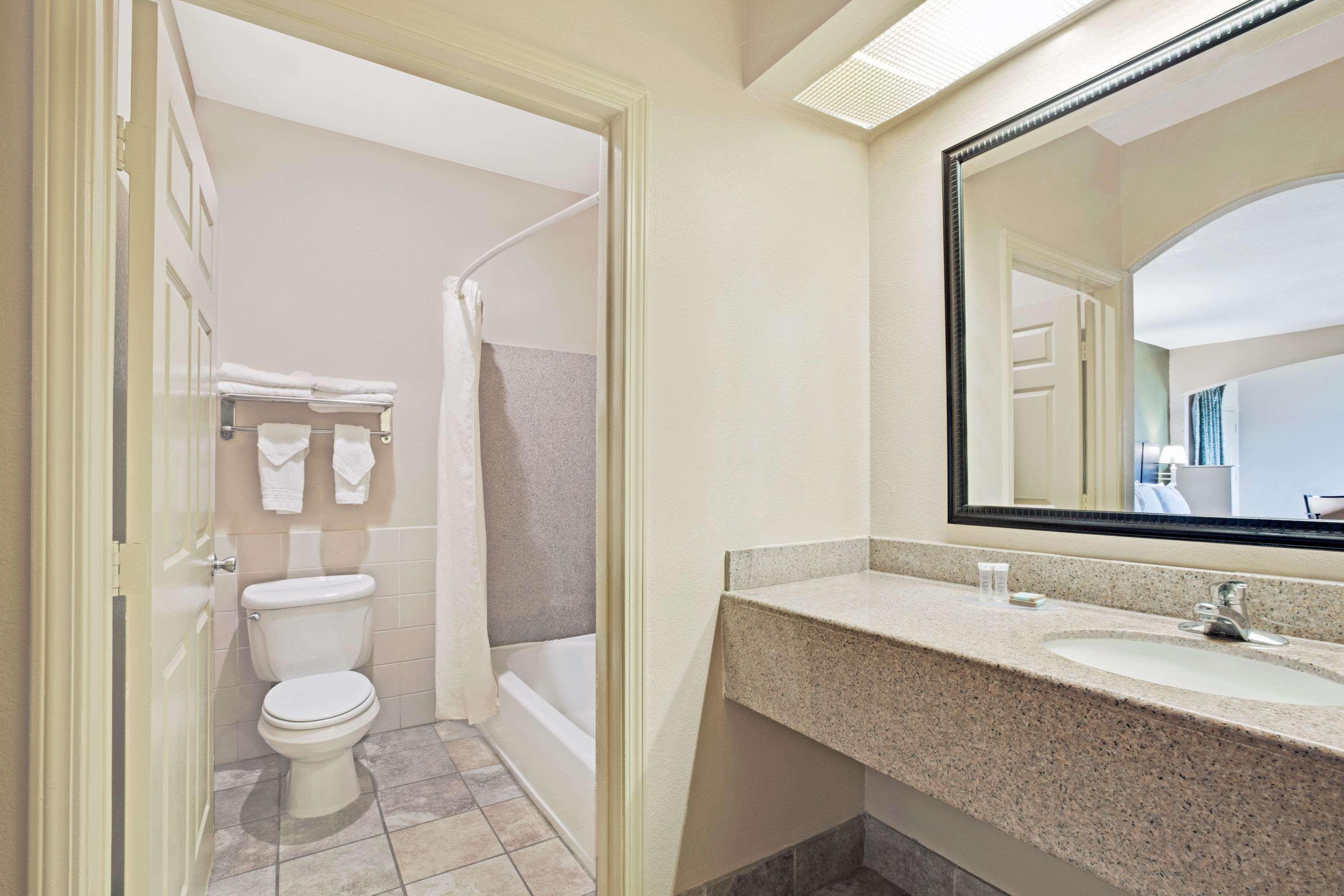 Red Roof Inn Plus + Galveston - Beachfront المظهر الخارجي الصورة