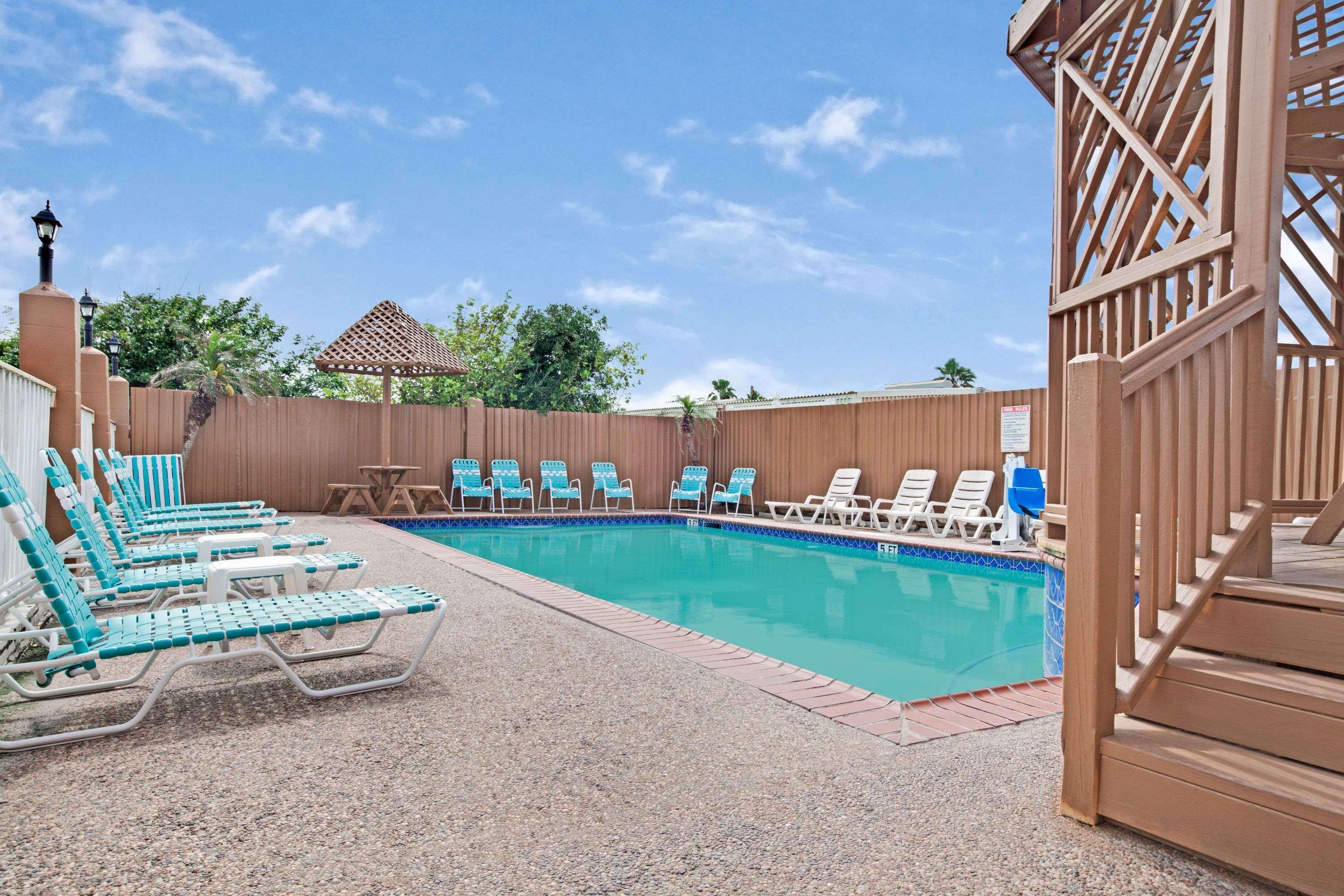 Red Roof Inn Plus + Galveston - Beachfront المظهر الخارجي الصورة
