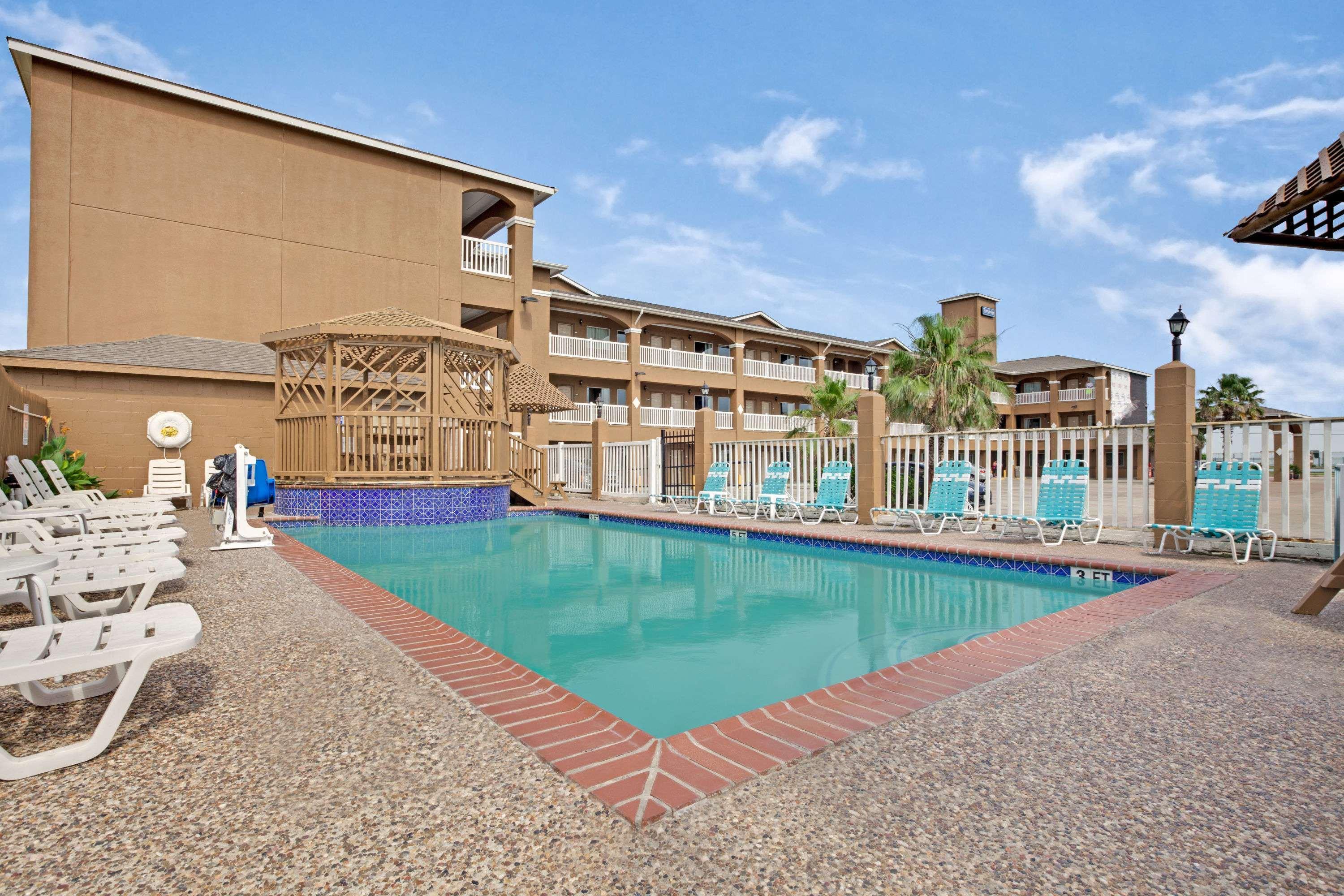 Red Roof Inn Plus + Galveston - Beachfront المظهر الخارجي الصورة
